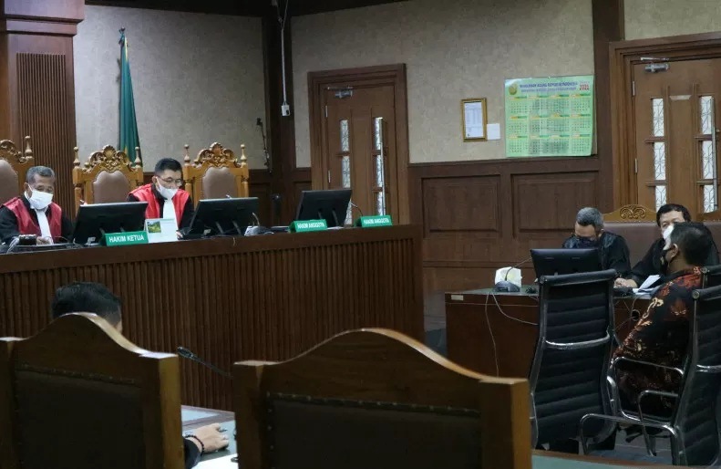 Mantan penyidik KPK Stepanus Robin Pattuju menjalani sidang pembacaan dakwaan di pengadilan Tindak Pidana Korupsi (Tipikor) Jakarta, Senin. (Ant)