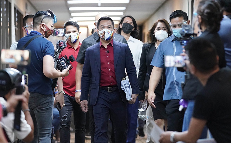 Manny Pacquiao yang siap mencalonkan diri sebagai Presiden Filipina tahun depan digoyang tuduhan menggelapkan dana 