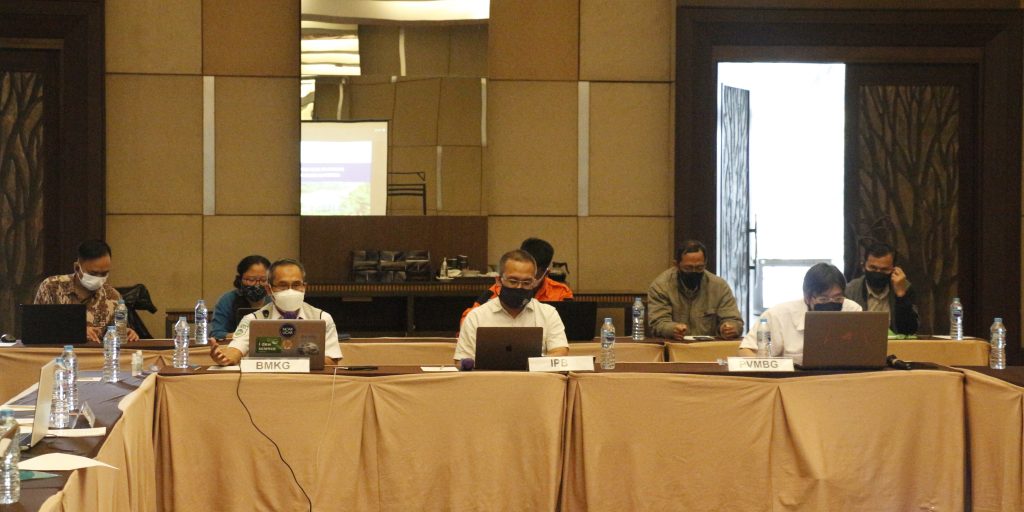 BNPB mealalui Kedeputian Bidang Pencegahan menggelar rapat koordinasi (rakor) peringatan dini dalam menghadapi ancaman bahaya hidrometeorologi pada Selasa (14/9/2021) melalui luring dan daring. (BNPB)