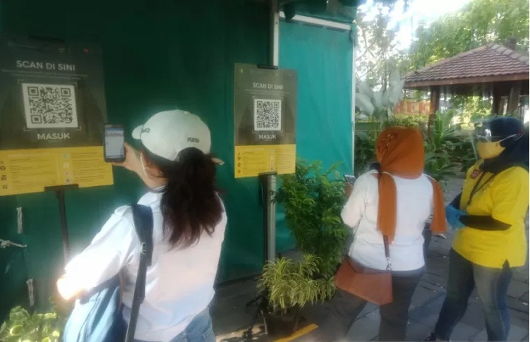 Pengunjung Taman Wisata Candi Prambanan melakukan skrening barkot melalui aplikasi PeduliLindungi (Ant)