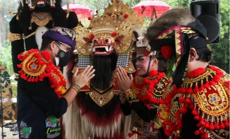 Penari Barong Bali menyambut Menteri Pariwisata dan Ekonomi Kreatif (Menparekraf) Sandiaga Salahuddin Uno di Bali. (Ant)