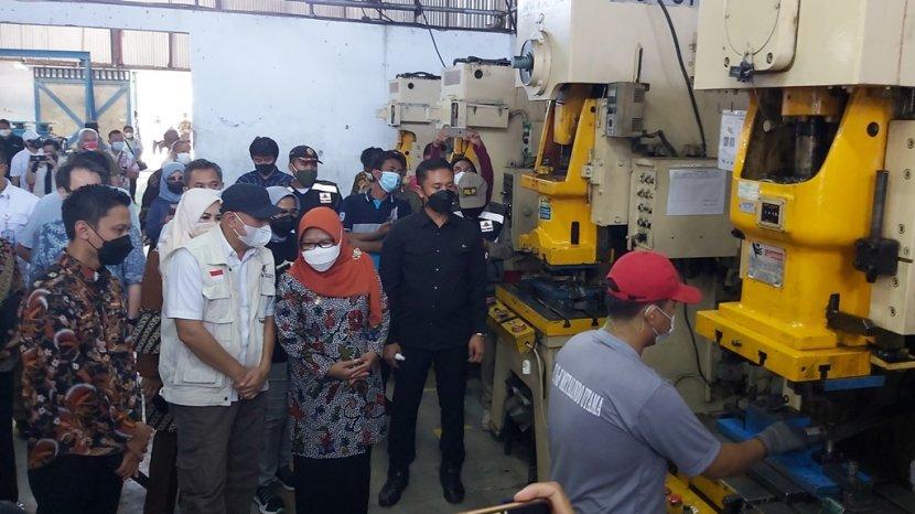 Menteri Koperasi dan UKM Teten Masduki  meninjau Material Center milik Koperasi TMI, di Kabupaten Tegal, Jawa Tengah, Sabtu (25/9/2021)