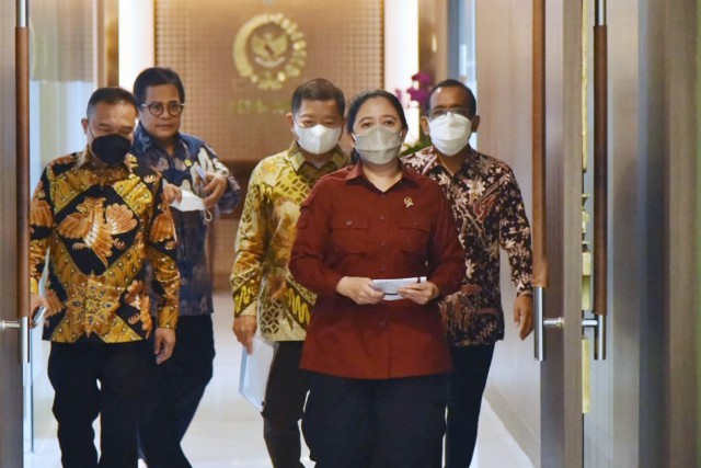 Ketua DPR RI Dr (HC) Puan Maharani saat menuju tempat konfrensi pers di Gedung Nusantara III, Kompleks Parlemen, Senayan, Jakarta, Rabu (29/9/2021). 