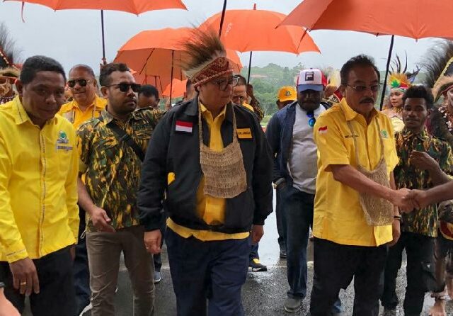 Ketua Umum DPP Partai Golkar Airlangga Hartarto dengan topi adat Papua Barat. (Ist).