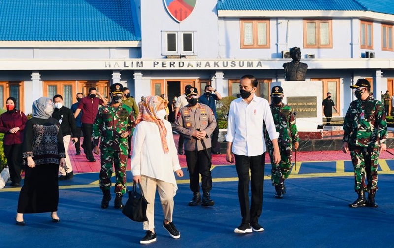 Presiden Joko Widodo saat akan bertolak ke Sulawesi Selatan dari Bandara Halim Perdanakusuma. (Biro Pers Setpres).