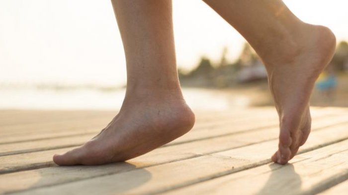manfaat berjalan tanpa alas kaki