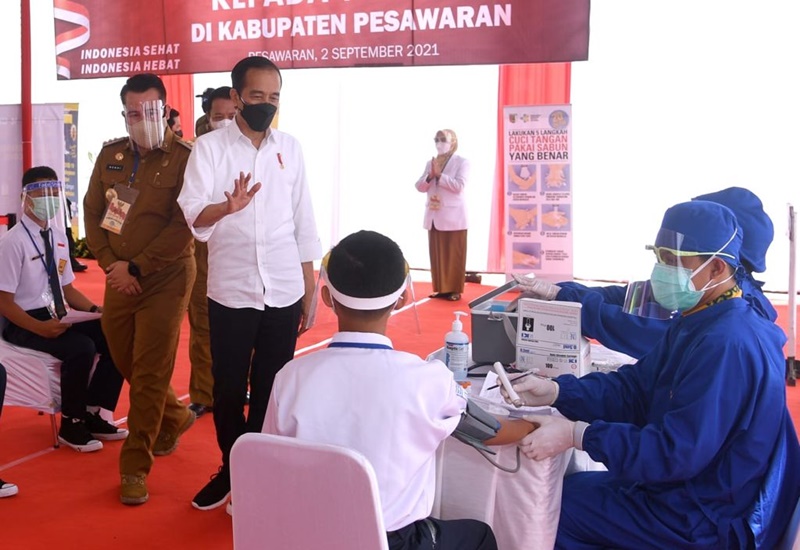 Presiden Joko Widodo menyaksikan vaksinasi pelajar di Lampung. (Biro Pers Setpres).