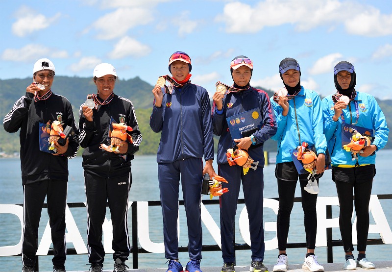 Syifa Lisdiana &amp; Melan Putri Atlet Dayung Rowing Putri Jawa Barat meraih medali Emas dibabak Final pada Race ke 45 Kelas LW2k di Pekan Olah Raga Nasional XX Papua 2021, venue dayung Teluk Youtefa, Holtekamp, Distrik Abepura, Kota Jayapura. Jumat (08/10/2021) Foto (PB.PON XX PAPUA/Ian Irman)