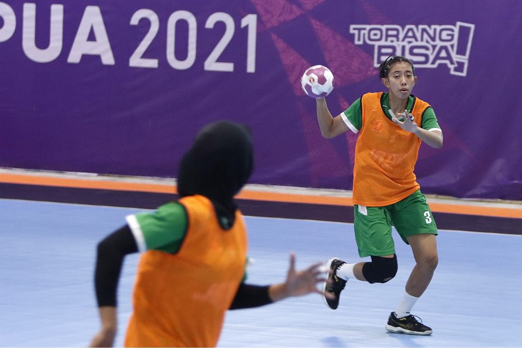 Tim Bola Tangan Putri Jawa Timur melakukan uji coba lapangan sehari sebelum dimulainya cabang Bola Tangan PON XX Papua di GOR Futsal SP-2 Mimika, Jumat (8/10/2021). (Foto : PON XX Papua / Ady Sesotya)
