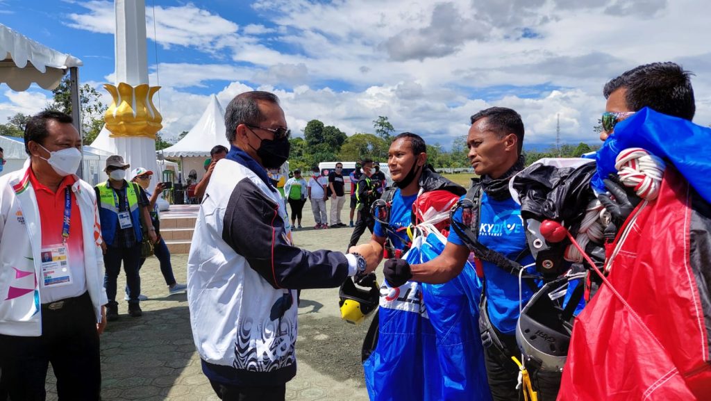 Panglima Kodam XVIII/Kasuari, Mayor Jenderal TNI I Nyoman Cantiasa menyalami atlet terjun payung Papua Barat yang tampil pada PON XX/2021 Papua