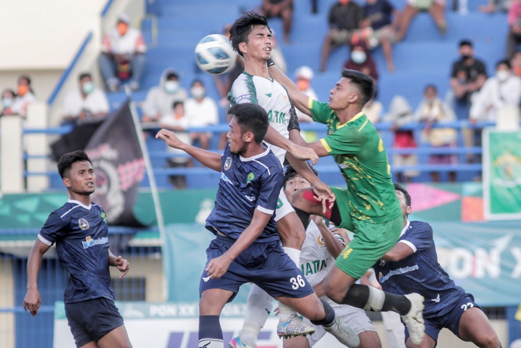 Penjaga gawang dari tim kesebelasan Kalimantan Timur Andry Fathur Robby berusaha menghalau bola saat pertandingan perebutan medali perunggu antara tim kesebelasan Jawa Timur melawan tim kesebelasan Kalimantan Timur di Stadion Barnabas Youwe, Sentani, Jayapura, Kamis 14 Oktober 2021. (PB PON XX PAPUA/ R. BERTO WEDHATAMA)