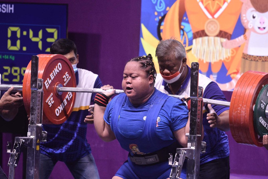 Martiningsi Fitria pada cabor Angkat berat memecahkan rekordnya sendiri dari berat 275kg dengan berat angkatan berat angkata 295kg pada PON XX Papua di Auditorium Universitas Cendrawasih, Kamis (14/10/2021) (Foto : PB PON XX PAPUA/Naheson Wanda)