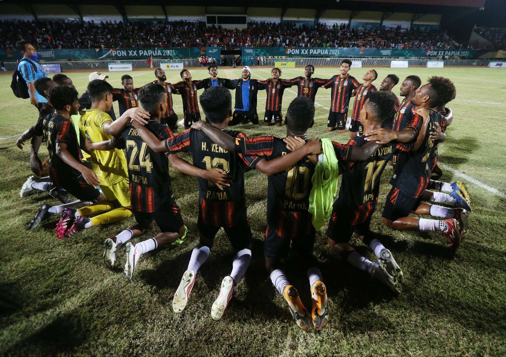 Para pemain tim sepakbola putra Papua merayakan kemenangan timnya atas tim sepakbola Aceh pada Laga Final cabang olahraga sepakbola putra PON XX Papua 2021, Kamis (14/10/2021) Laga yang berlangsung di Stadion Mandala Jayapura itu dimenangkan Papua dengan skor 2-0. (Foto:PB PON XX Papua/Chaarly Lopulua)