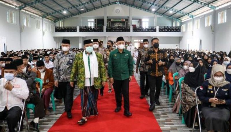 MenkopUKM RI Teten Masduki mengunjungi Pondok Pesantren Salafiyah Terpadu Darussyifa Al-Fithroh di Kecamatan Kadudampit, Kabupaten Sukabumi, Jawa Barat 