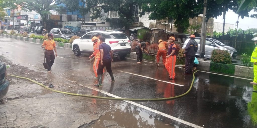 Giat pembersihan material oleh tim gabungan pascabanjir di Kota Malang, Provinsi Jawa Timur, Selasa (19/10/2021). (Istimewa)