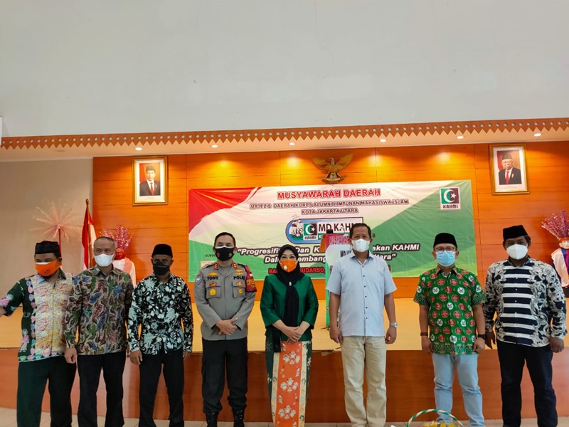 Para kader HIPMI berfoto bersama Ketua HIPMI Jakarta Utara Jamran. (Ist).