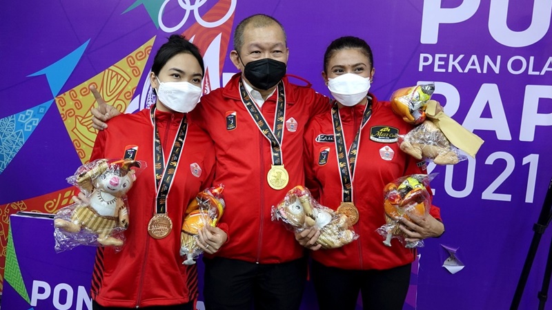 Fathrah dan Dessy bersama atlet putra Jahja Johanes Halim. (Ist).