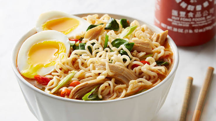 bahaya sering makan mie instan