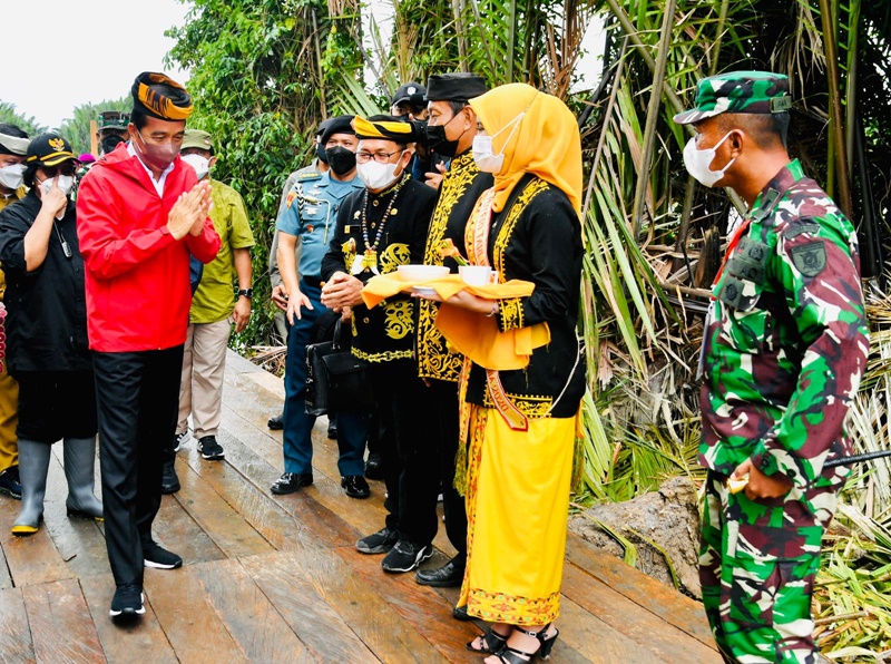 Presiden Joko Widodo disambut dengan cara adat tepung tawar di Tana Tidung. (Biro Pers Setpres).