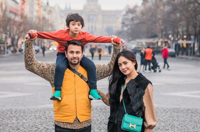 Raffi Ahmad dan keluarga ketika berlibur di luar negeri. (Ist).