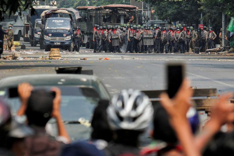 Polisi berdiri di jalan selama protes anti-kudeta di Mandalay, Myanmar