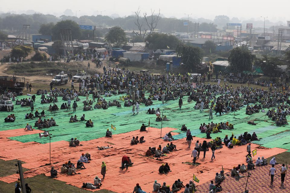Petani berkumpul untuk menandai ulang tahun pertama protes mereka di pinggiran Delhi di Pakora Chowk dekat perbatasan Tikri, India, 26 November 2021