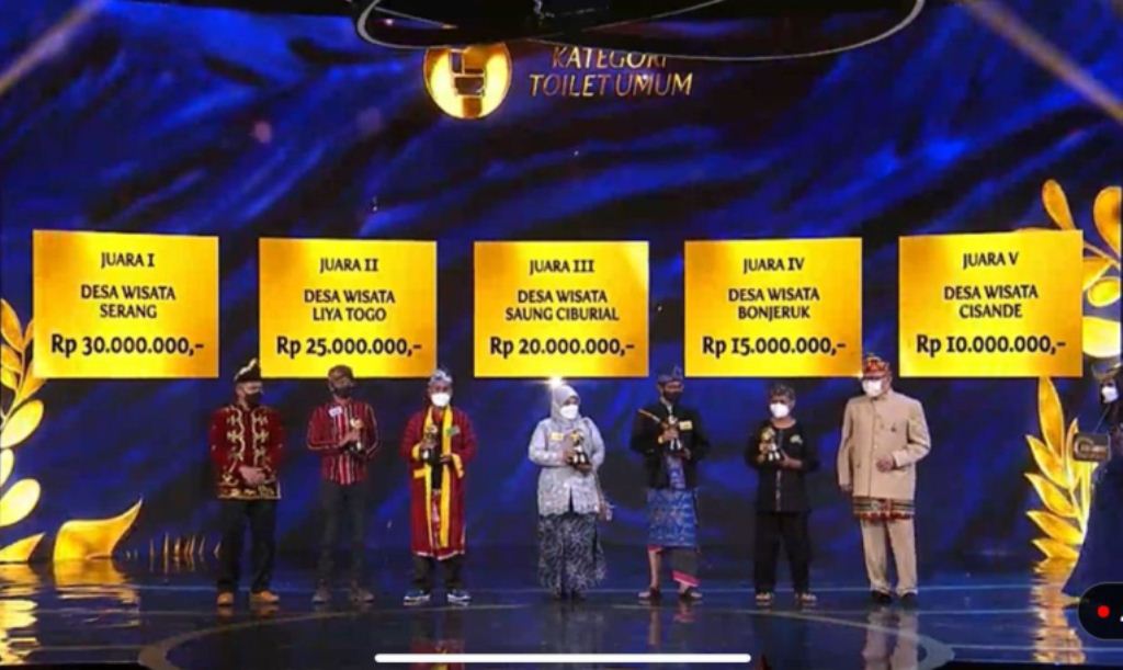Menteri Pariwisata dan Ekonomi Kreatif Sandiaga Uno bersama pemenang yang memperoleh Anugerah Desa Wisata Indonesia (ADWI) 2021, Jakarta, Selasa (7/12/2021). 