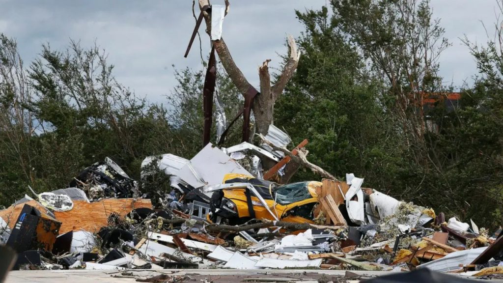 Negara bagian Kentucky Amerika Serikat porak poranda dengan korban puluhan orang tewas akibat serangan tornado