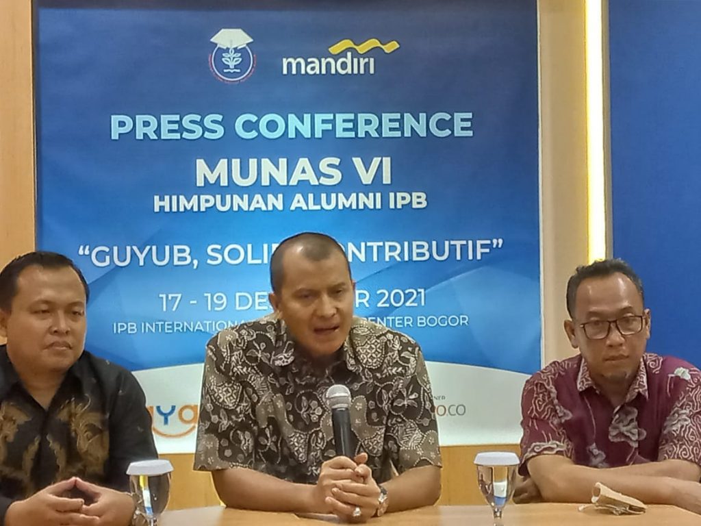 Ketua Umum Himpunan Alumni IPB R Fathan Kamil (tengah) saat jumpa pers di Executive Lounge Gedung Alumni IPB di Kota Bogor, Selasa (14/12/2021).
