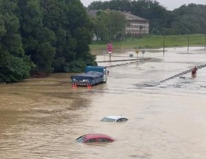 Mobil yang terendam sebagian terlihat di jalan yang terendam banjir di Shah Alam, Malaysia 18 Desember 2021