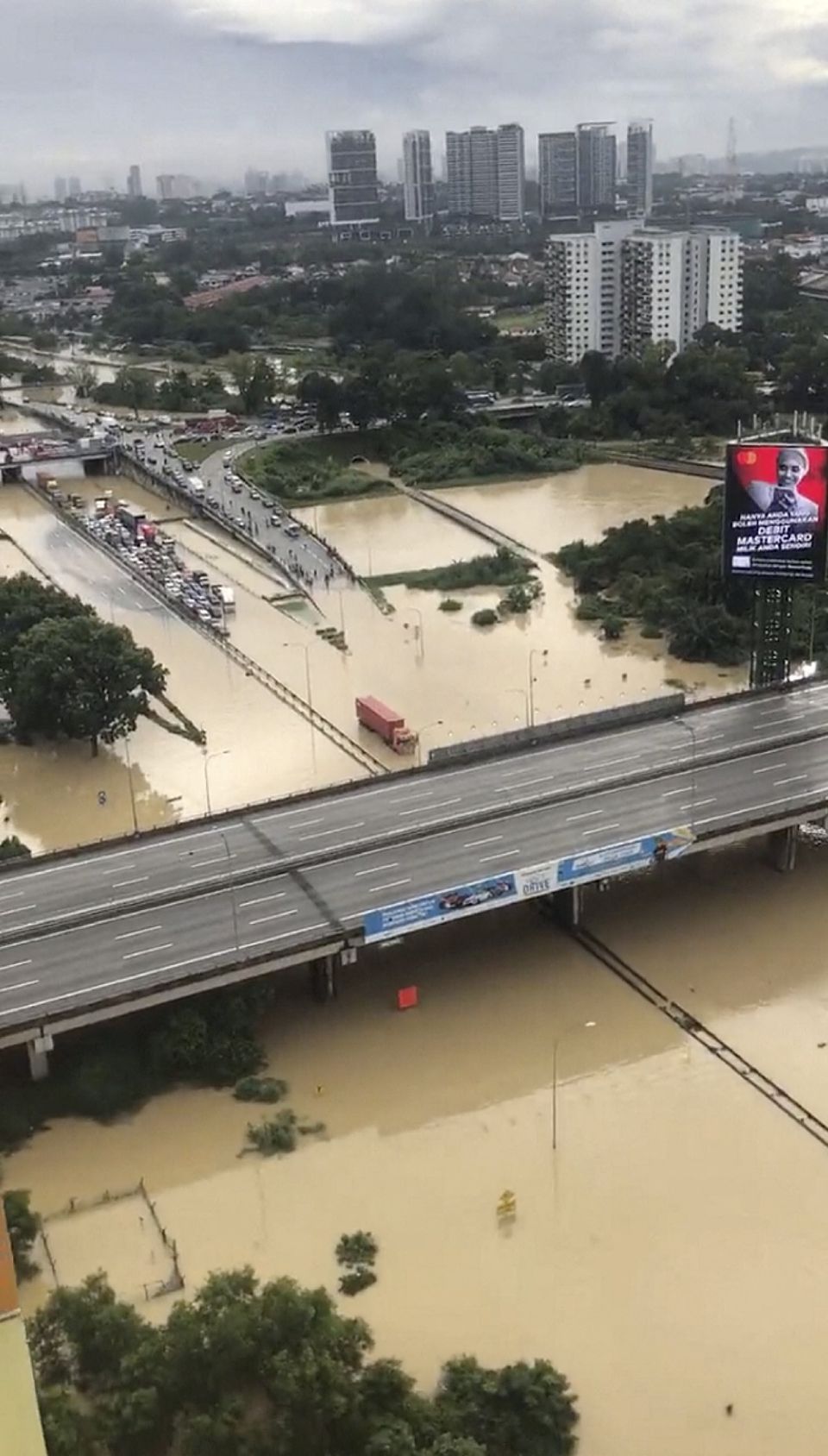 Pemandangan menunjukkan berbagai kendaraan terdampar di tengah jalan yang terendam banjir, di Shah Alam, Malaysia 19 Desember 202