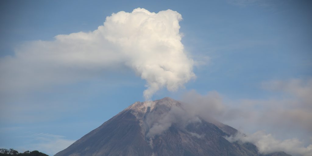 Kondisi Gunung Semeru pasca erupsi, Minggu (12/12). (Komunikasi Kebencanaan BNPB)