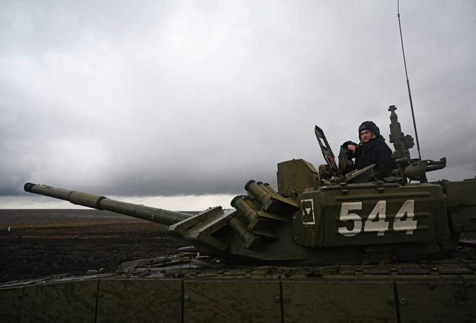 Seorang anggota militer Rusia dengantank tempur utama selama latihan militer di Kadamovsky range di wilayah Rostov, Rusia 20 Desember 2021.