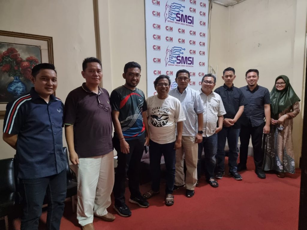 Pengurus SMSI dan AAYG berfoto bersama 