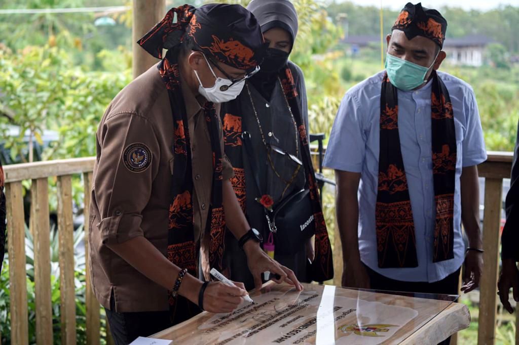 Menteri Pariwisata dan Ekonomi Kreatif/Kepala Badan Pariwisata dan Ekonomi Kreatif, Sandiaga Salahuddin Uno menghadiri peresmian Kampung Agrinex Ecotourism, yang berada di Desa Cikeusik, Kabupaten Pandeglang, Provinsi Banten, Rabu (22/12/2021).