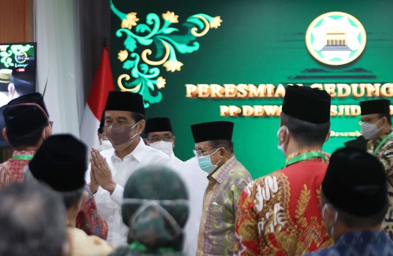 Presiden Jokowi didampingi Ketum DMI Jusuf Kalla meresmikan gedung kantor DMI, di Jakarta, Jumat (24/12/2021). 