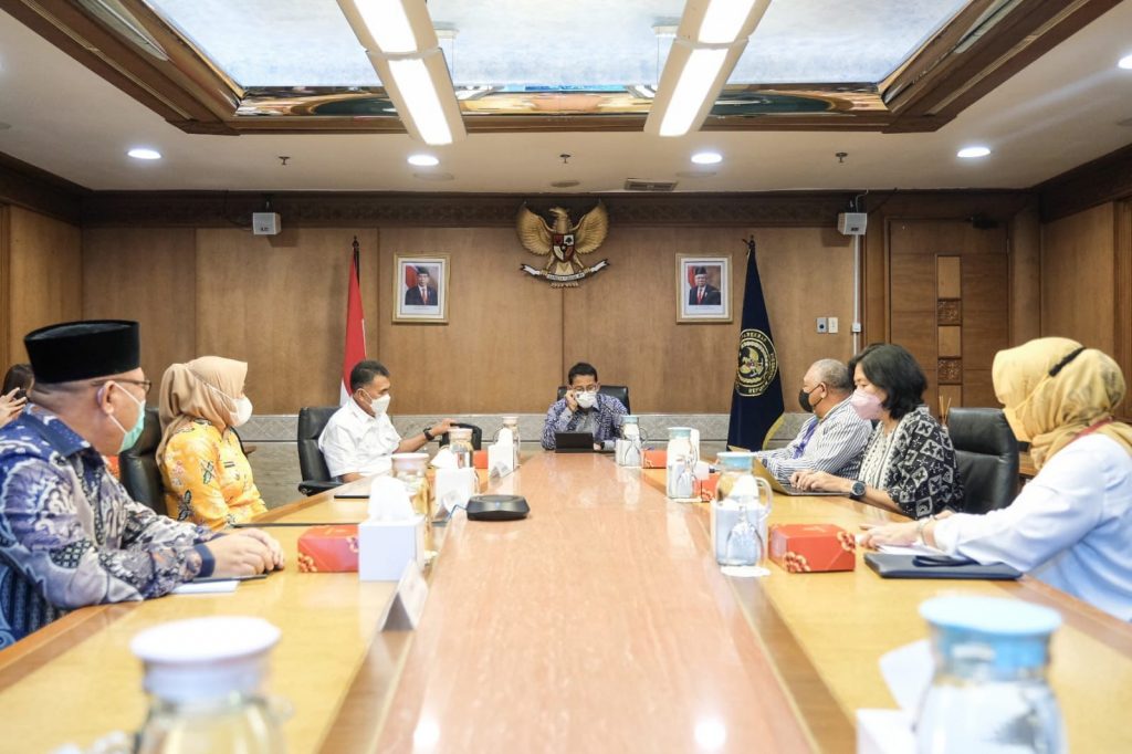 Menparekraf Sandiaga Uno saat acara KolaborAksi dengan perwakilan pemerintah daerah Kabupaten Natuna, Kabupaten Sula dan Kabupaten Banggai Kepulauan, Jumat (24/12/2021) di Gedung Sapta Pesona, Jakarta.