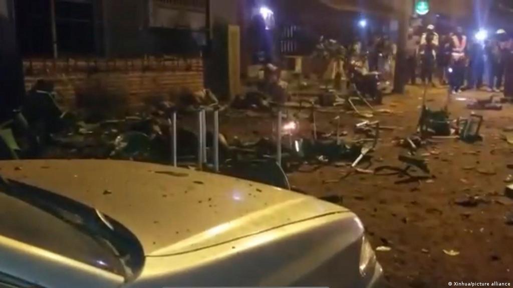 Polisi sudah mencegah pengebom memasuki gedung, tetapi dia meledakkan dirinya di pintu masuk membunuh dirinya sendiri dan lima orang lainnya