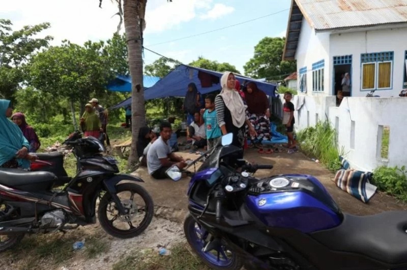 Warga terdampak gempa bumi magnitudo 7,4 tinggal sementara di tenda pengungsian di Desa Lamantau, Kecamatan Pasimarannu, Kabupaten Kepulauan Selayar, Sulawesi Selatan. 