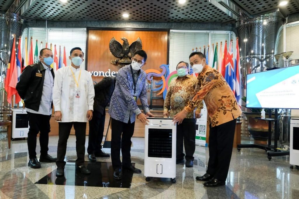 Menparekraf Sandiaga Uno menerima mesin Zerocov (Zero Covid) dari Kemenristek/BRIN, Jumat (24/12/2021) di Gedung Sapta Pesona