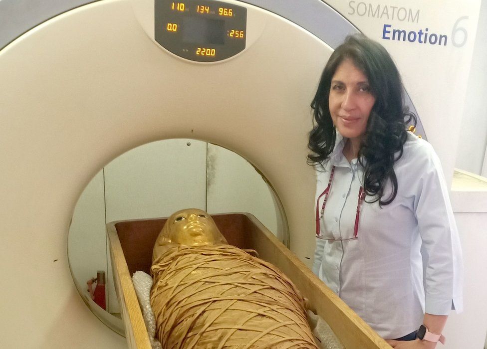 Dr Sahar Saleem, profesor radiologi di Fakultas Kedokteran Universitas Kasr Al-Ainy Kairo, berdiri di samping mumi Amenhotep I dan pemindai CT