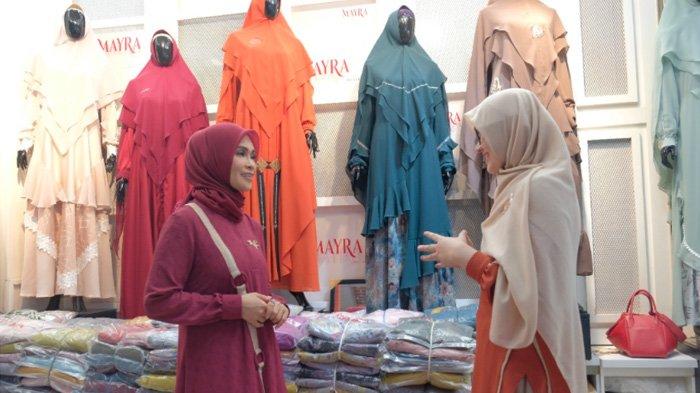 Gamis rancangan kolaborasi bersama Okky Asokawati, Adelia Pasha dan Eddies Adelia akan dilelang dalam perayaan 11 tahun produsen gamis Mayra Indonesia