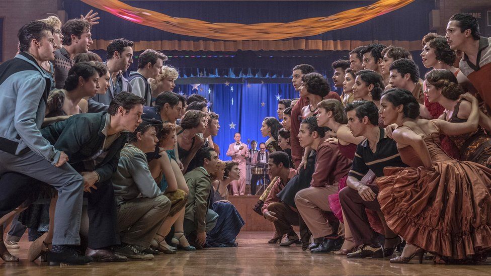 Cerita mengikuti dua geng saingan - Hiu dan Jets