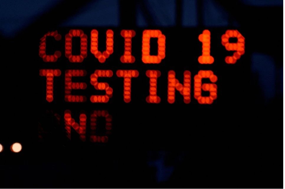 Sebuah tanda mengiklankan pengujian penyakit coronavirus (COVID-19) di luar Indianapolis Motor Speedway, saat varian Omicron terus menyebar di Indianapolis, Indiana, AS, 29 Desember 2021.