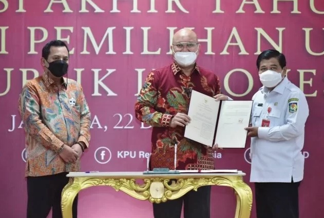 Pelaksana Tugas (Plt) Sekretaris Jenderal Kemendagri Suhajar Diantoro dan Ketua KPU Ilham Saputra saat MoU. (Ist).