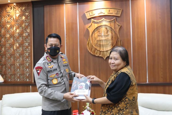Tenaga Ahli Utama KSP Widiarsi Agustina dan Kapolda Bali Irjen Pol Putu Layan Danu Putra. (Ist).