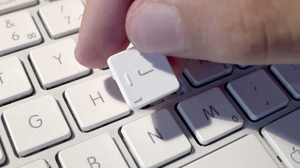 Cara membersihkan keyboard laptop 