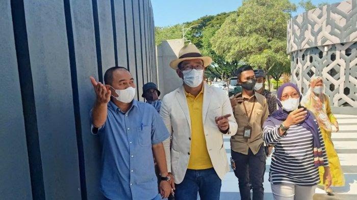 Gubernur Jawa Barat, Ridwan Kamil didampingi oleh Kepala Dinas Kebudayaan dan Pariwisata Aceh, Jamaluddin berkunjung ke Museum Tsunami Aceh pada Sabtu, (25/12/2021).