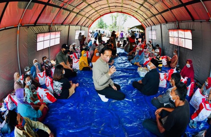Presiden Jokowi di tenda pengungsi erupsi Gunung Semeru. (Biro Pers Setpres).