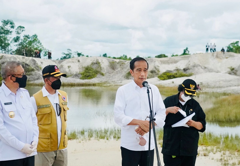 Presiden Jokowi di area bekas tambang di Kalimantan Barat. (Biro Pers Setpres).